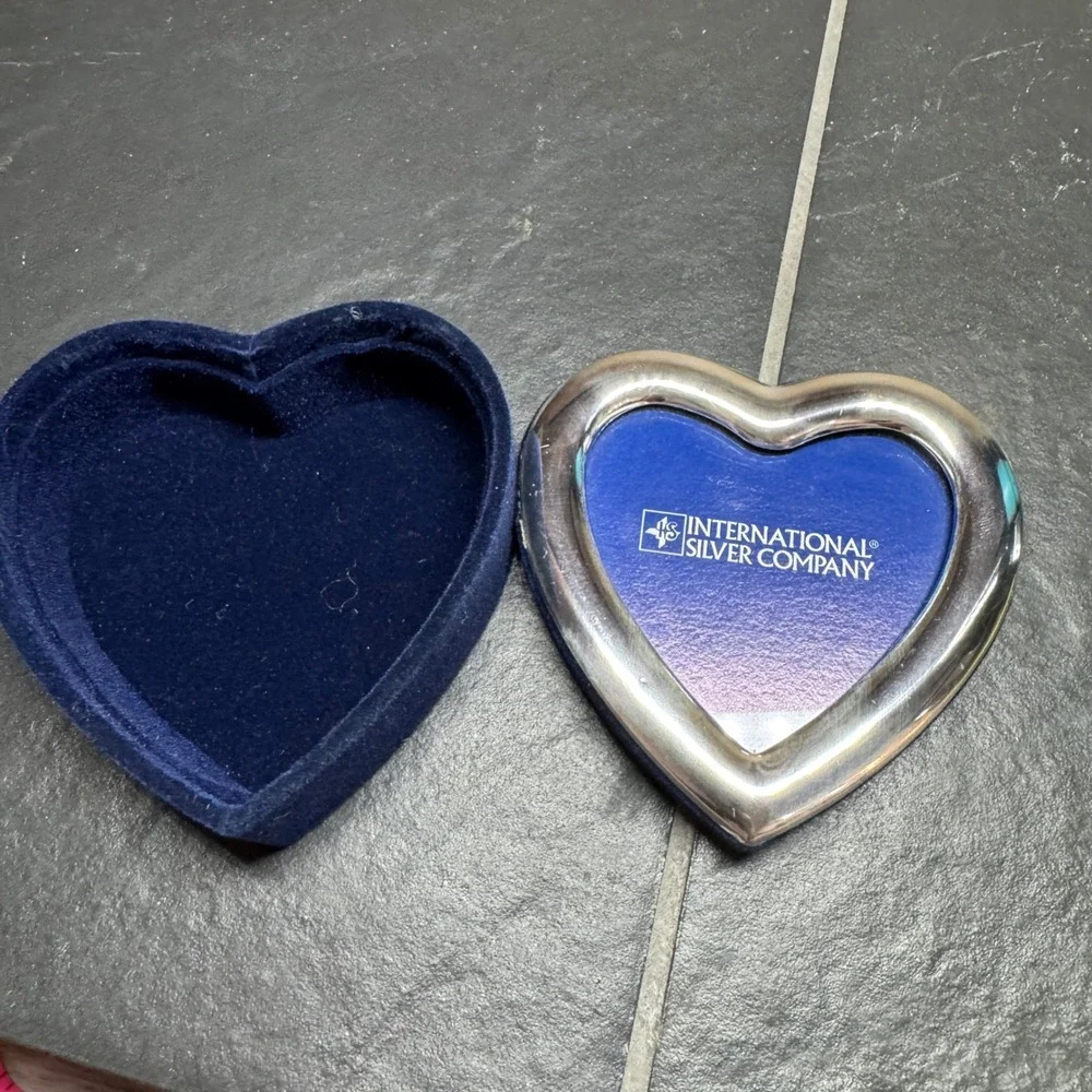 International Silver Company Heart‎ Shaped Picture Frame Silver Tone Navy Velvet